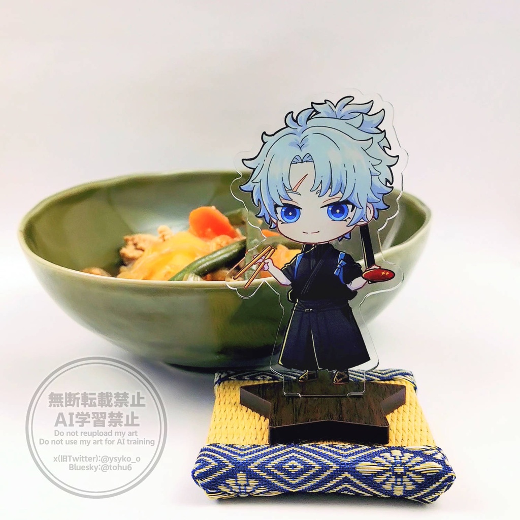 藤堂が食べ物を取り分けてくれるアクスタ