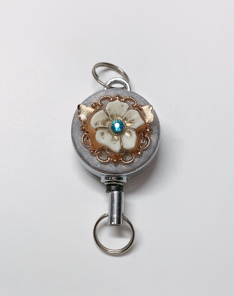 🦋オベロンモチーフリールキーホルダー🦋