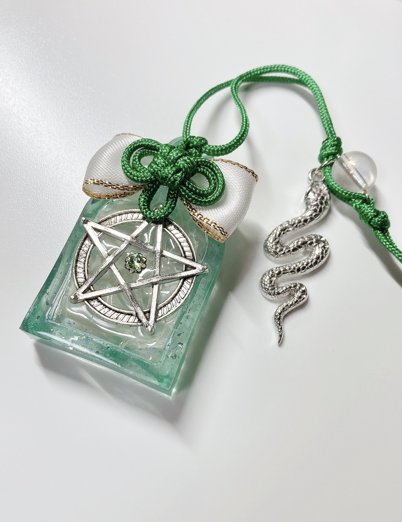 🐍守谷神社お守り風レジン🐍白蛇の抜け殻入り