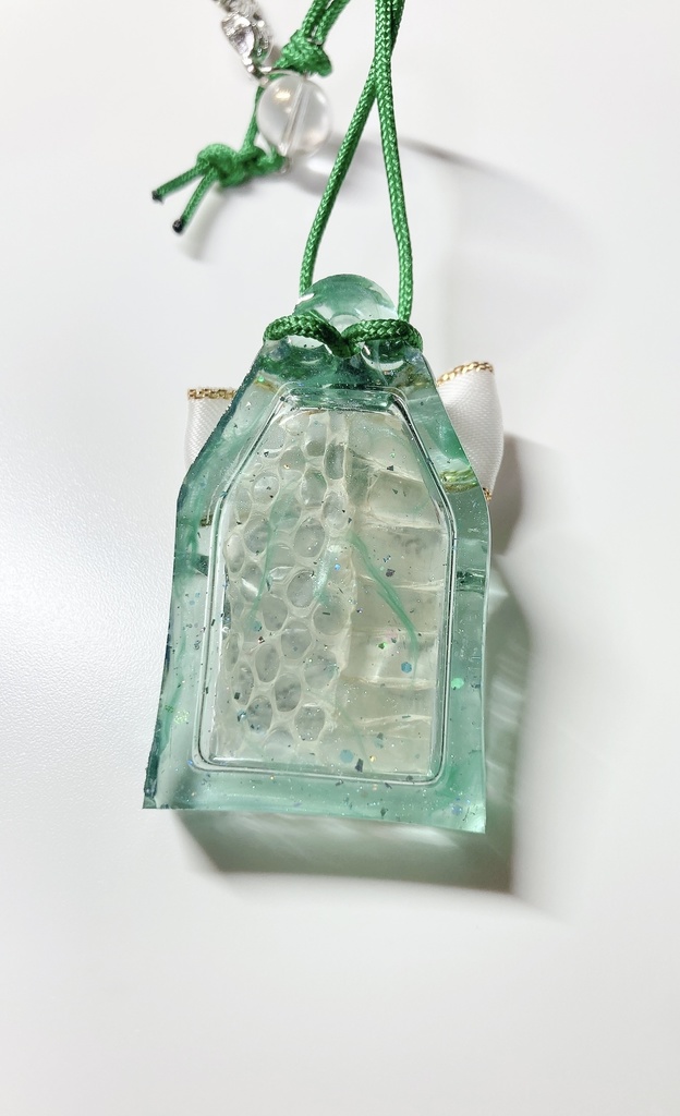 🐍守谷神社お守り風レジン🐍白蛇の抜け殻入り