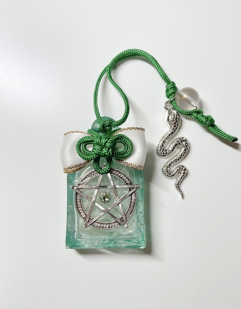 🐍守谷神社お守り風レジン🐍白蛇の抜け殻入り