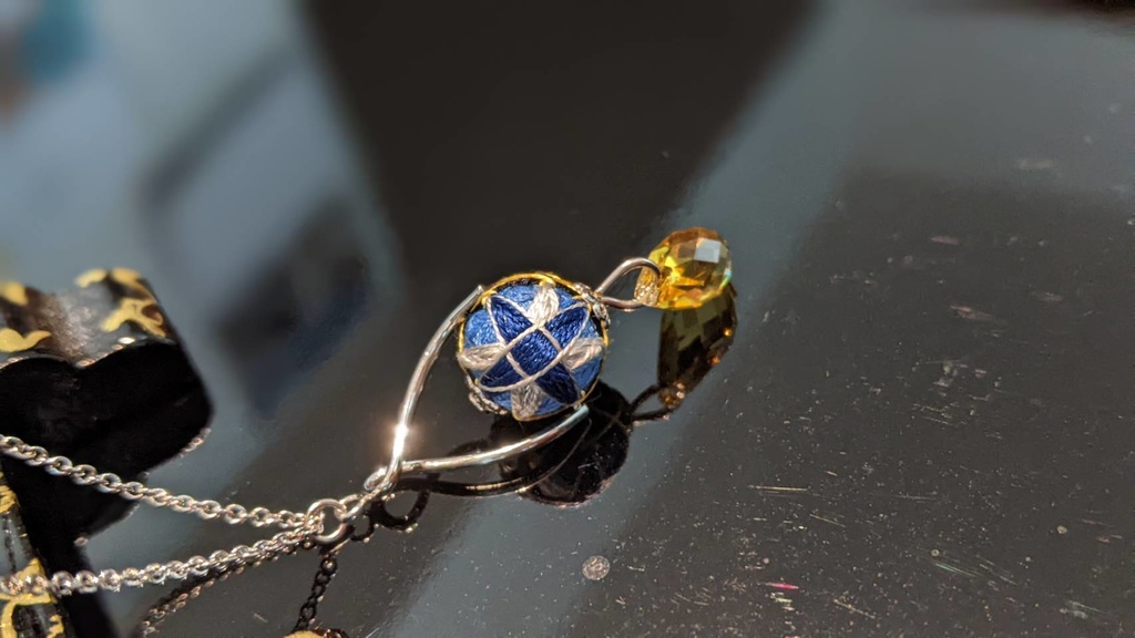 手毬ネックレス(石付き) /半田桃イメージ「吸血鬼すぐ死ぬ」より