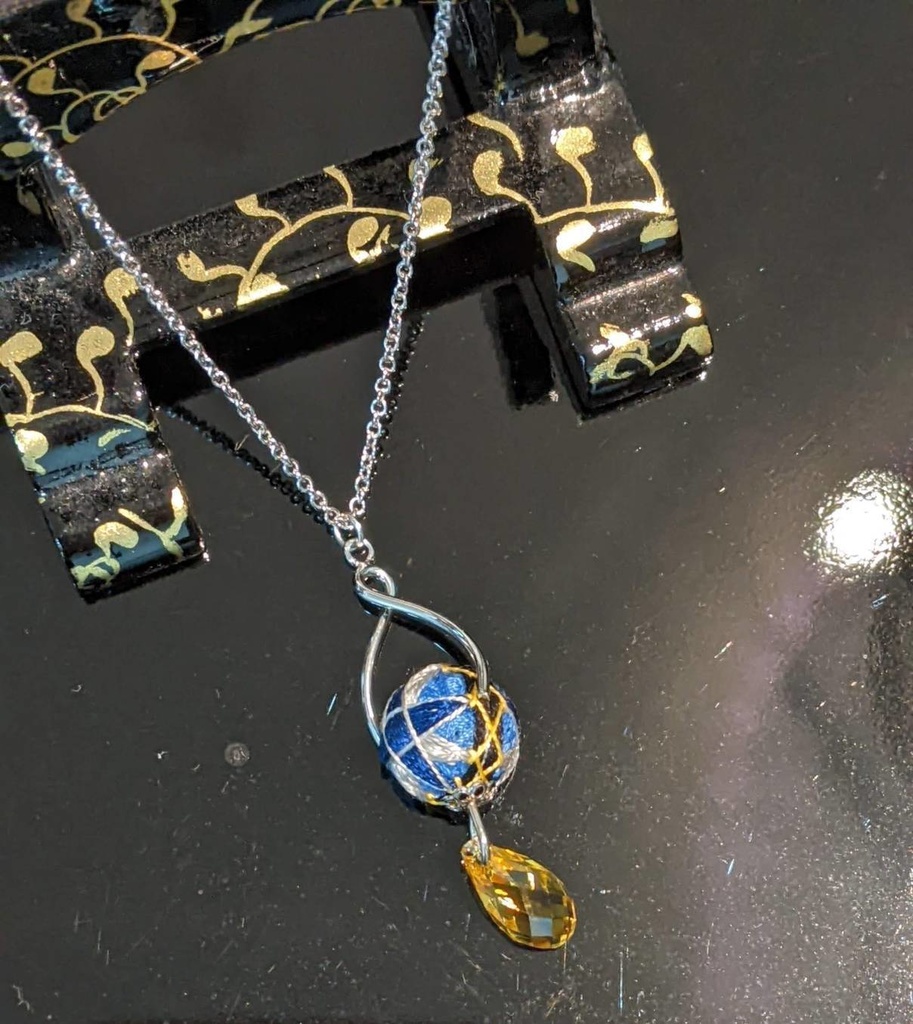 手毬ネックレス(石付き) /半田桃イメージ「吸血鬼すぐ死ぬ」より