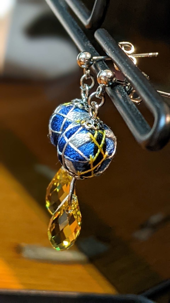 手毬ピアス(石付き)/半田桃イメージ「吸血鬼すぐ死ぬ」より