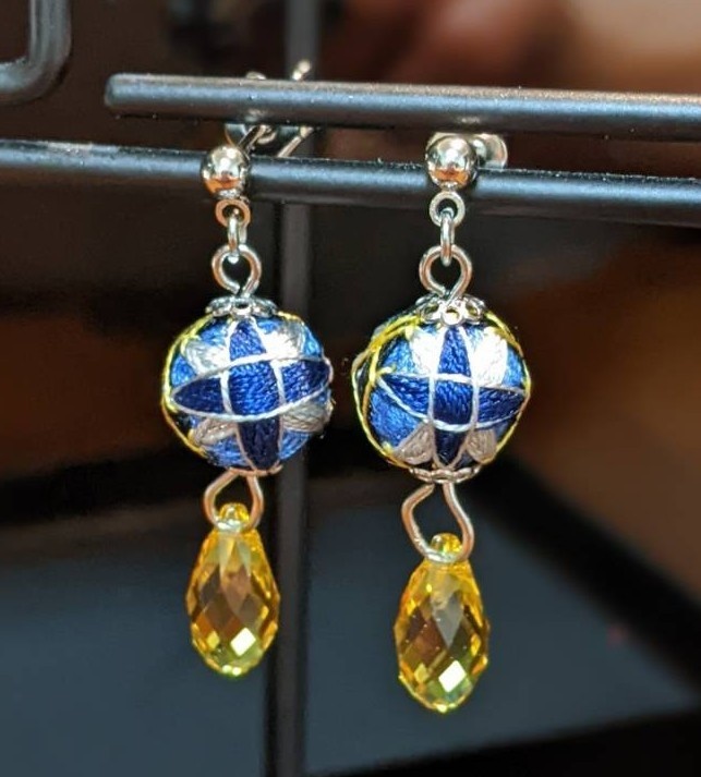 手毬ピアス(石付き)/半田桃イメージ「吸血鬼すぐ死ぬ」より