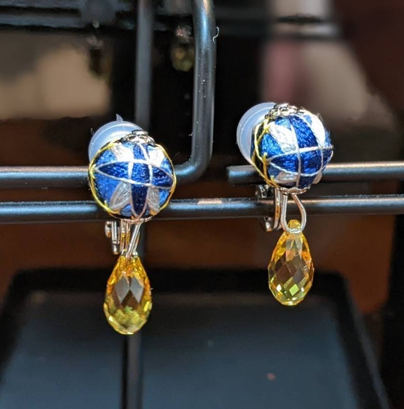 手毬イヤリング(石付き)/半田桃イメージ「吸血鬼すぐ死ぬ」より