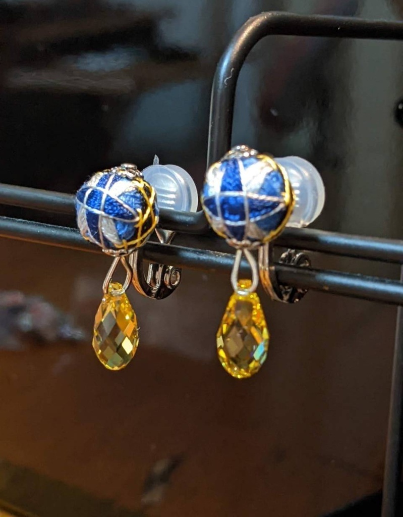 手毬イヤリング(石付き)/半田桃イメージ「吸血鬼すぐ死ぬ」より