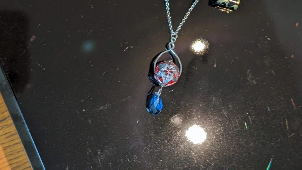 手毬ネックレス(石つき)/ロナルドイメージ・ニンニクの花「吸血鬼すぐ死ぬ」より