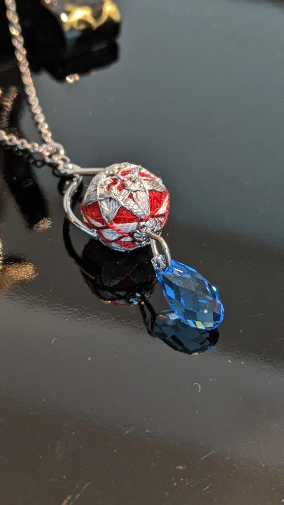 手毬ネックレス(石つき)/ロナルドイメージ・ニンニクの花「吸血鬼すぐ死ぬ」より