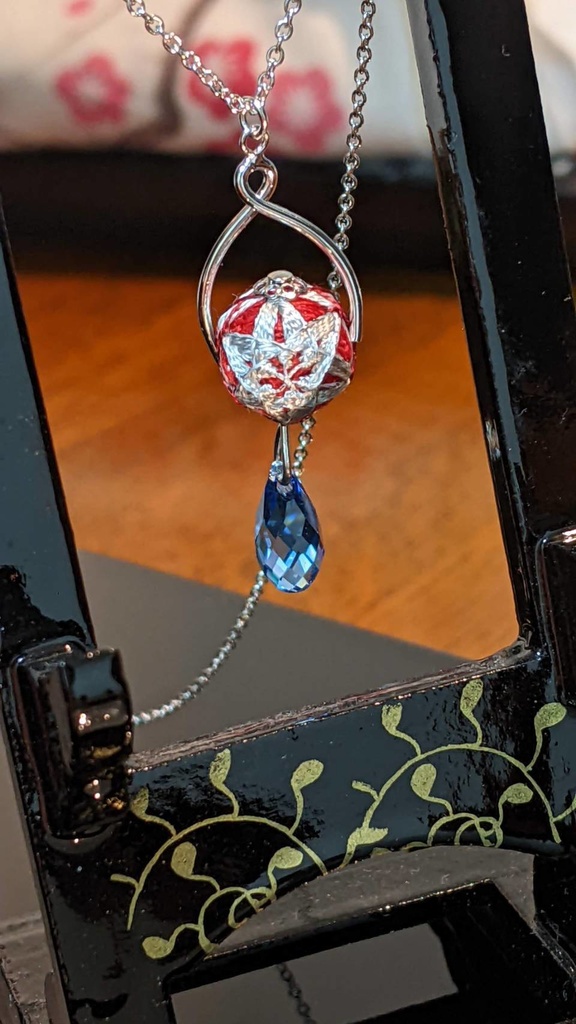 手毬ネックレス(石つき)/ロナルドイメージ・ニンニクの花「吸血鬼すぐ死ぬ」より