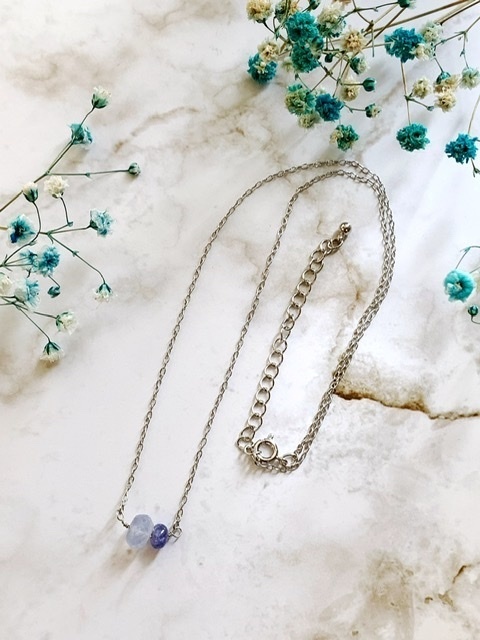 カルセドニーとタンザナイトのネックレス