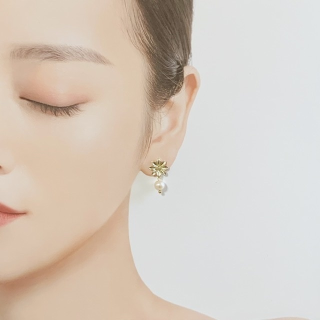 ひとつぶ淡水パールのフラワーピアス