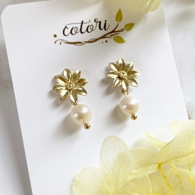 ひとつぶ淡水パールのフラワーピアス