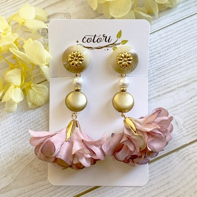 ゆらゆらパープルフラワーのイヤリング