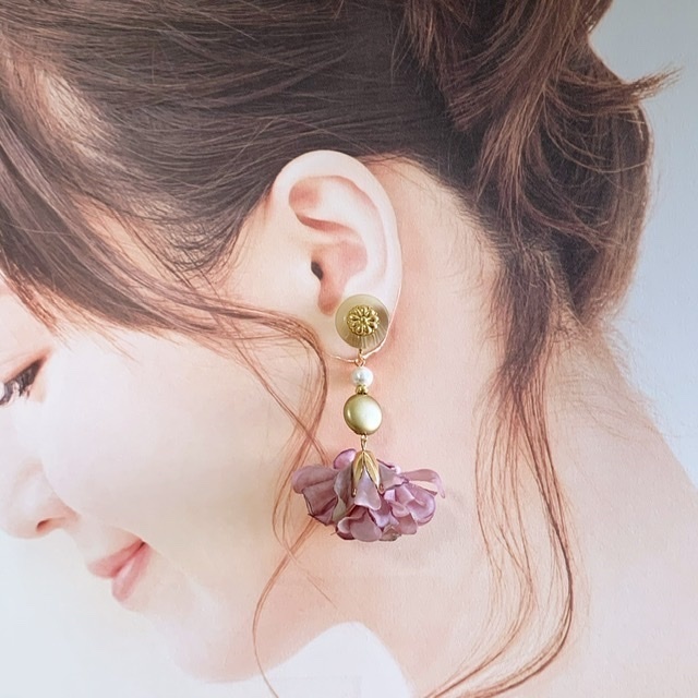 ゆらゆらパープルフラワーのイヤリング