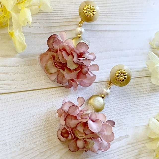 ゆらゆらパープルフラワーのイヤリング