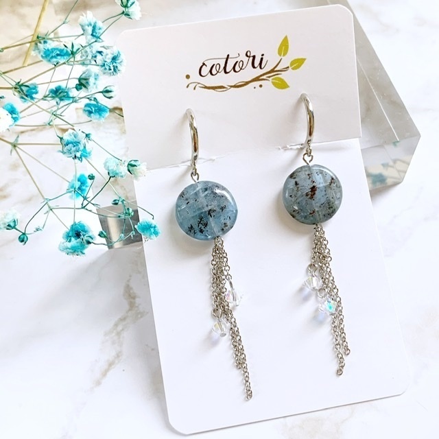 *天然石* カイヤナイトのゆらキラフープイヤリング