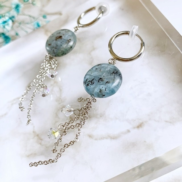 *天然石* カイヤナイトのゆらキラフープイヤリング