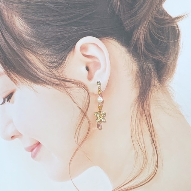 淡水パールとチェコビーズの淡色イヤリング