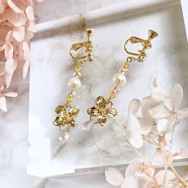 淡水パールとチェコビーズの淡色イヤリング