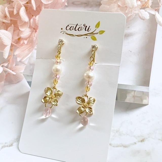 淡水パールとチェコビーズの淡色イヤリング