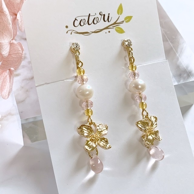 淡水パールとチェコビーズの淡色イヤリング