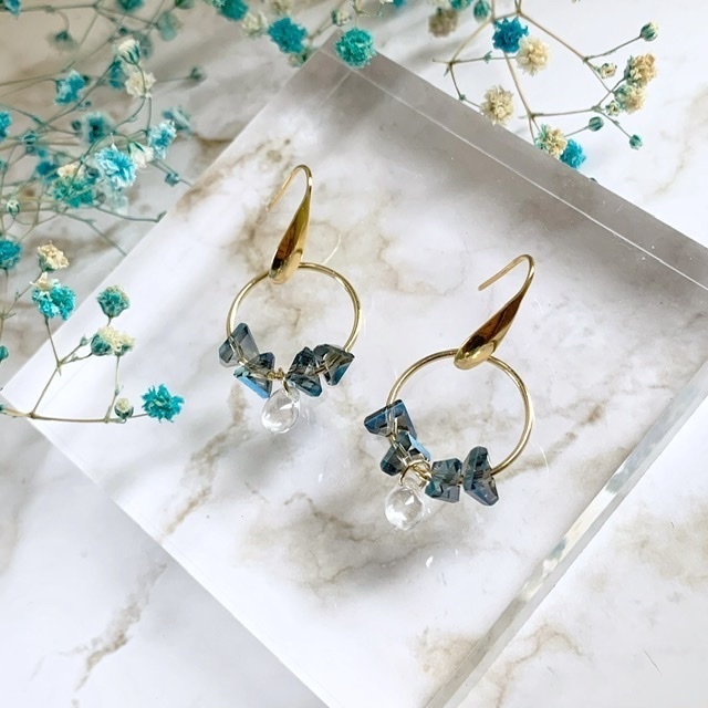 きらめく青のビジューのピアス