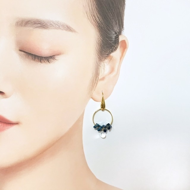 きらめく青のビジューのピアス