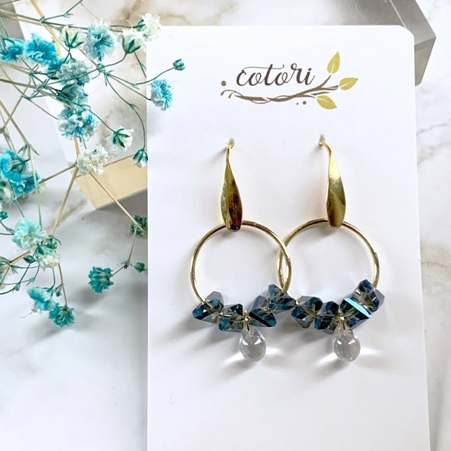 きらめく青のビジューのピアス