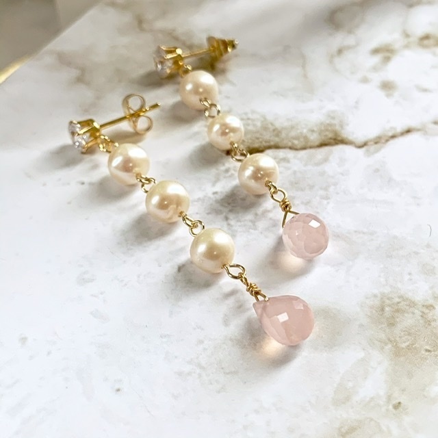 *天然石* ピンクカルセドニーと淡水パールの淡色ピアス