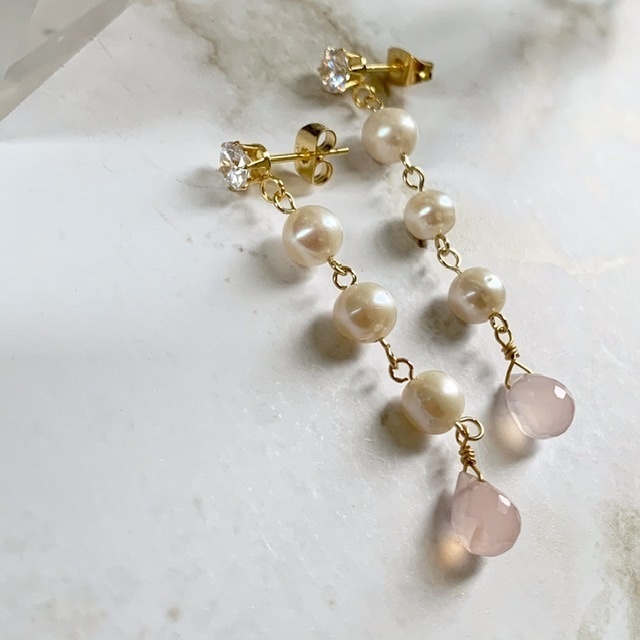 *天然石* ピンクカルセドニーと淡水パールの淡色ピアス