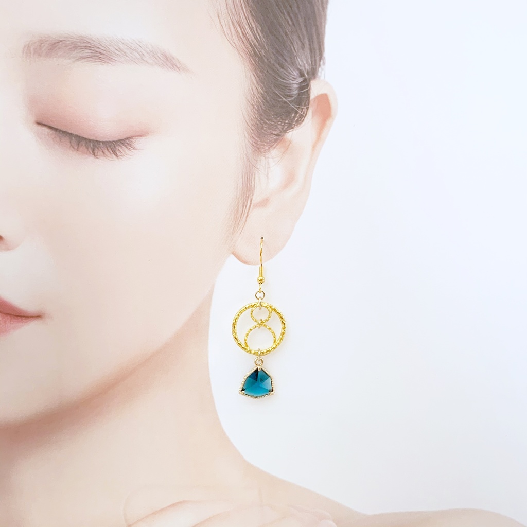 透き通る青いガラスのサークルピアス