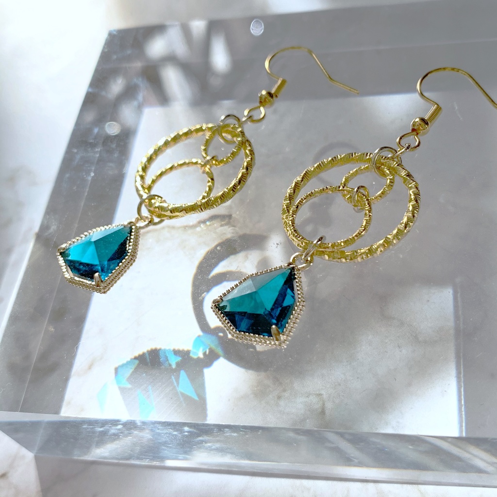 透き通る青いガラスのサークルピアス