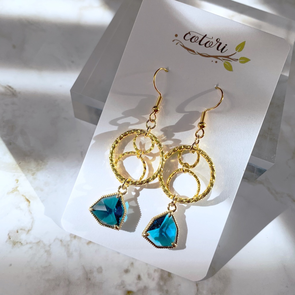 透き通る青いガラスのサークルピアス