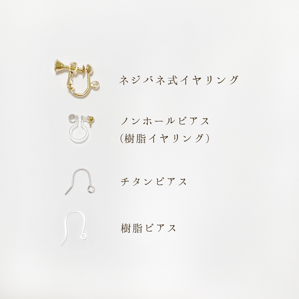 透き通る青いガラスのサークルピアス