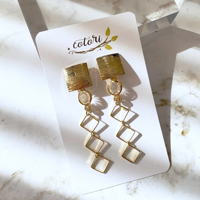 クリスタル揺れるスクエアピアス