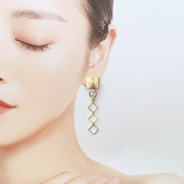 クリスタル揺れるスクエアピアス