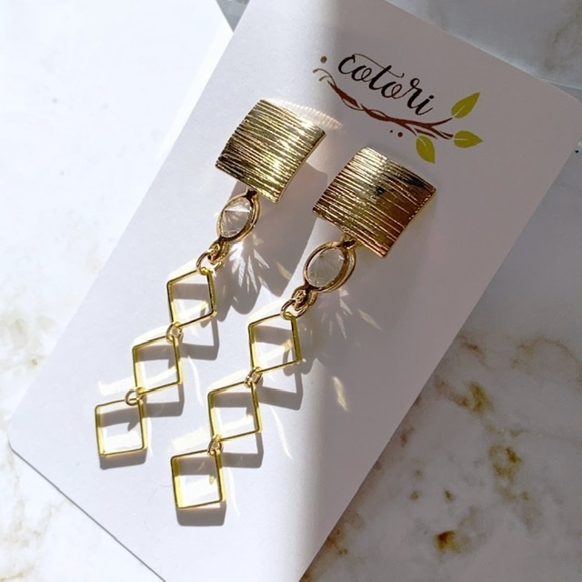 クリスタル揺れるスクエアピアス