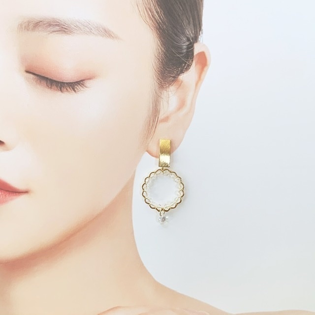 透明な花のサークルピアス