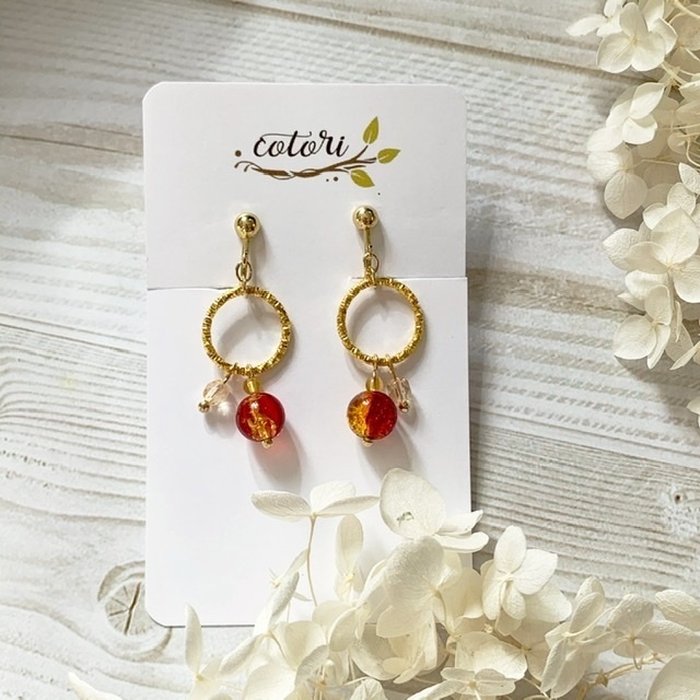 真っ赤な実りのイヤリング