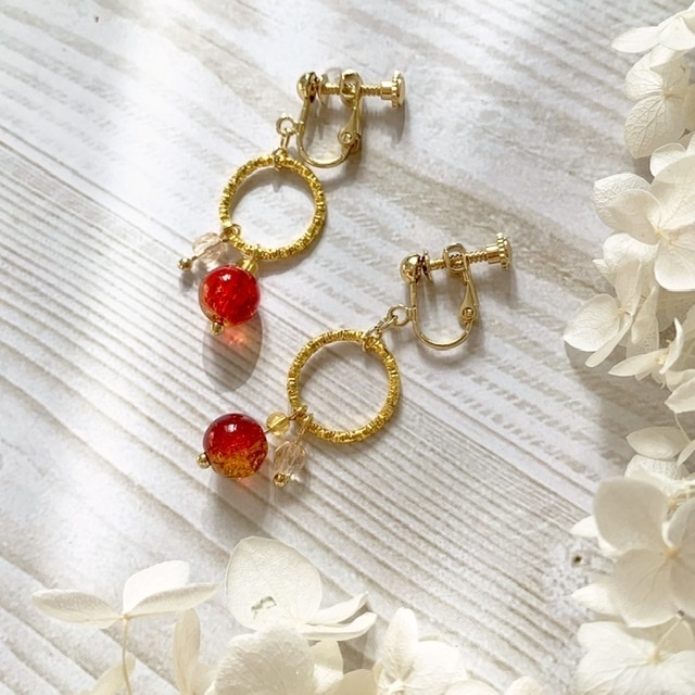 真っ赤な実りのイヤリング