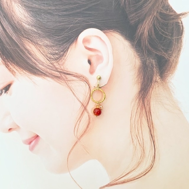 真っ赤な実りのイヤリング