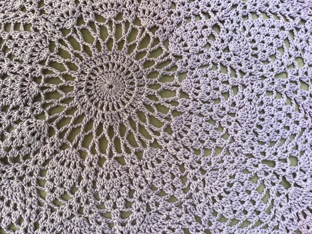 薄紫色の丸いテーブルセンター