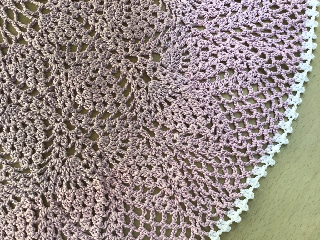 薄紫色の丸いテーブルセンター