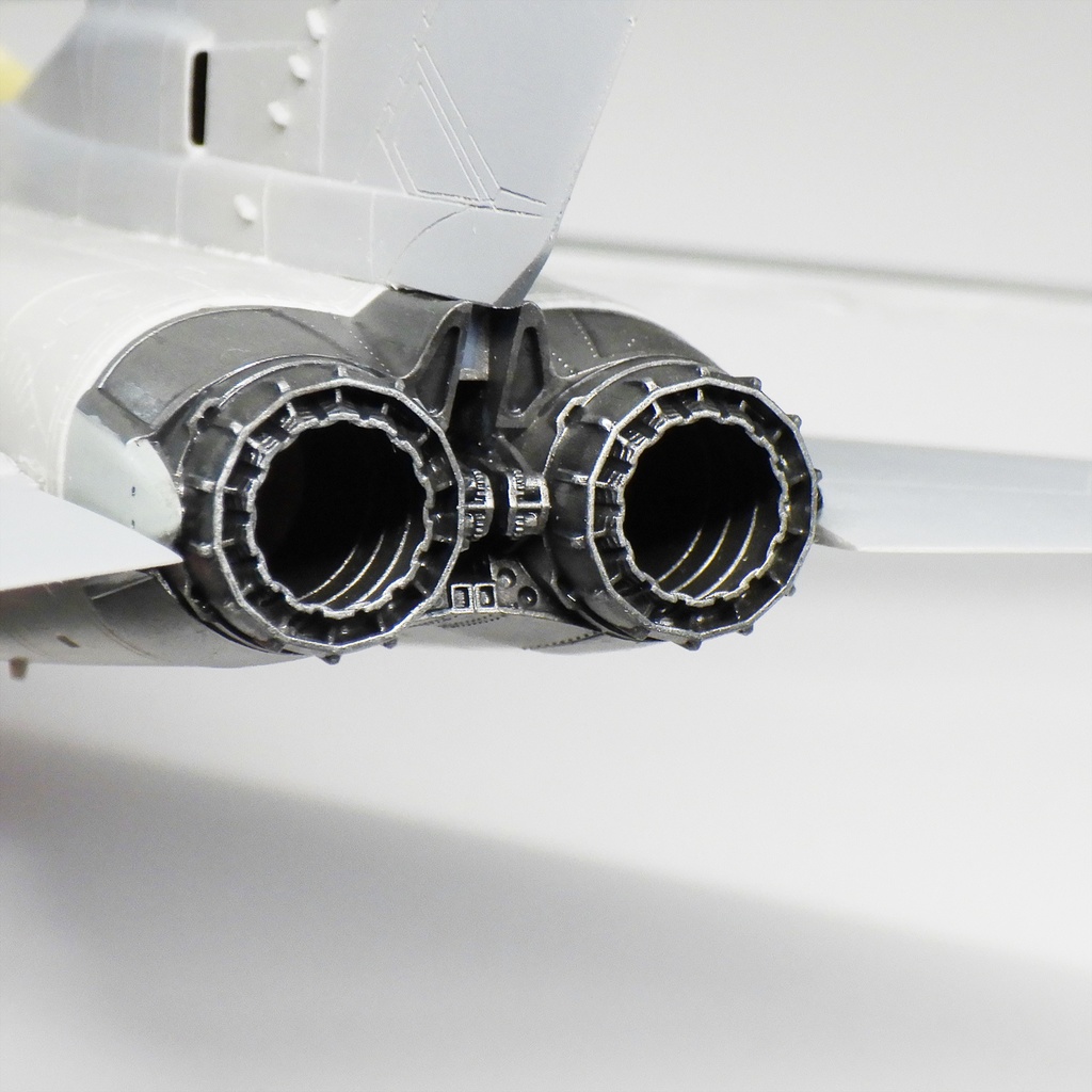 トーネード RB199エンジンノズル(1/72)