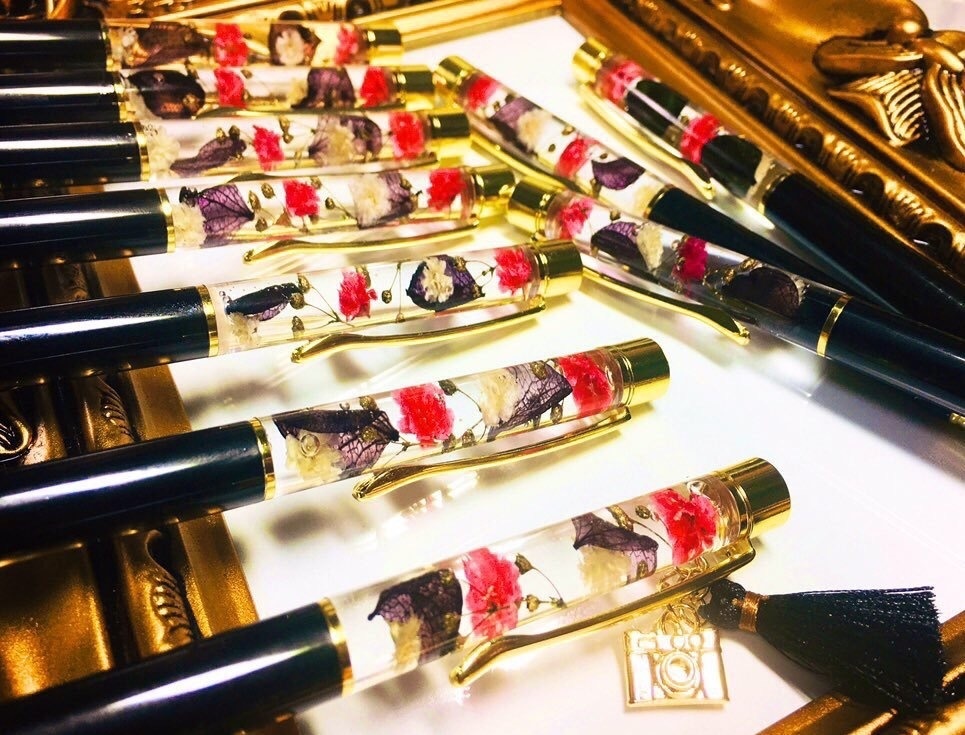 硝子入りハーバリウムペン【文×天狗の黒羽】