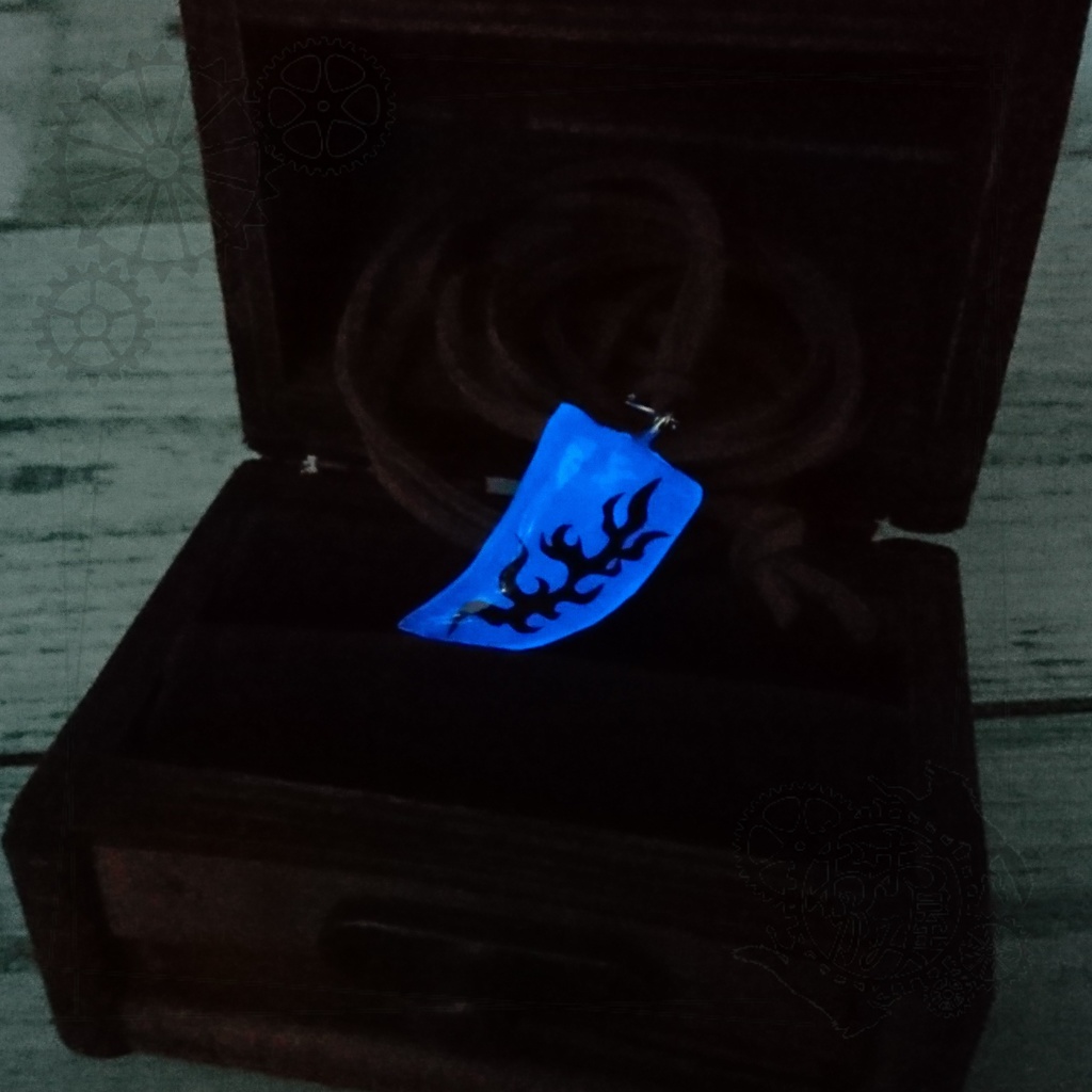 【通販限定】レジン牙×切り絵 ペンダント