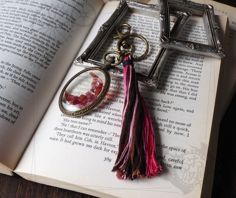 鉱石の三日月キーホルダー