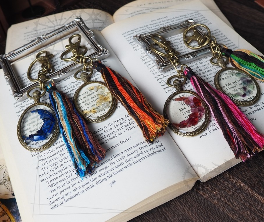 鉱石の三日月キーホルダー