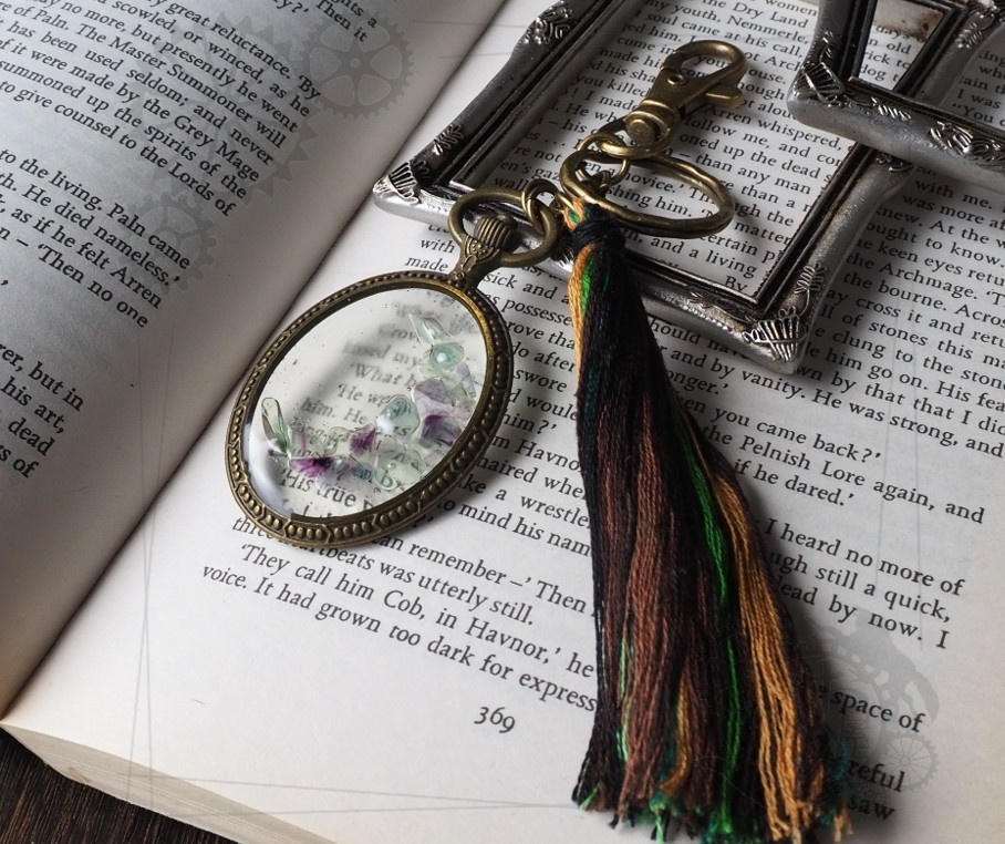 鉱石の三日月キーホルダー